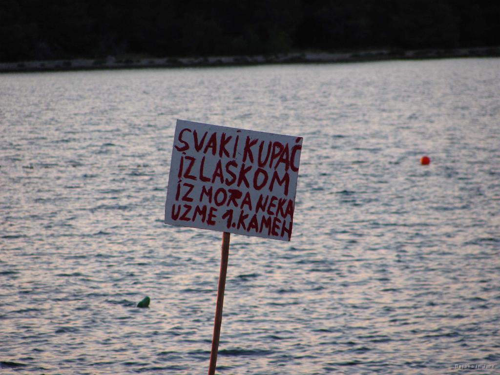 Slika_051.jpg - Namesto, da zaračunajo vstop na plažo ter s tem denarjem najamejo kopača, se problema lotijo drugače. Izvirno.
