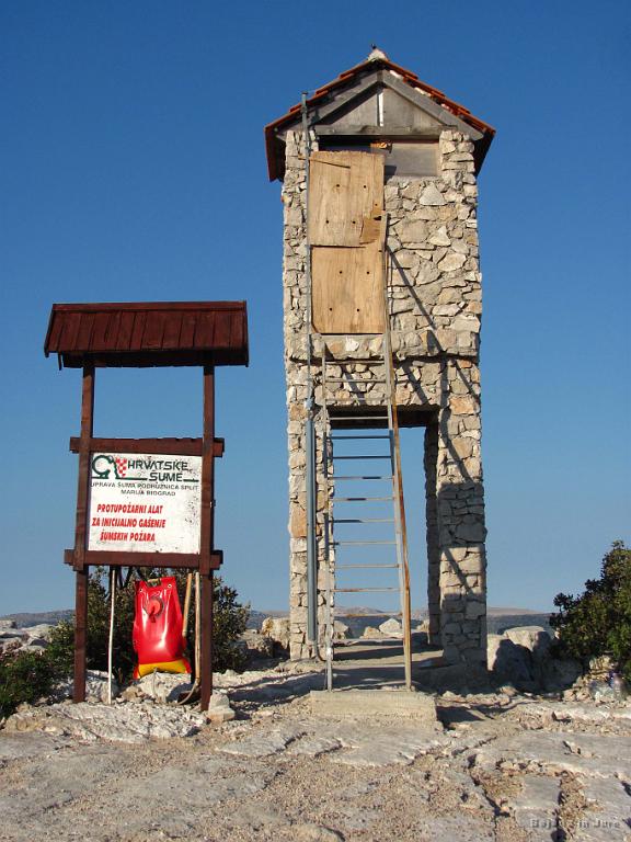 Slika_068.jpg - Pa še tik pred nama. S požari se v teh krajih ni za hecat. Suha tla, še bolj suho grmovje in kakšna steklenica ali nemarno odvržen čik na zdravi pameti bolnega kadilca, pa je katastrofa tu.