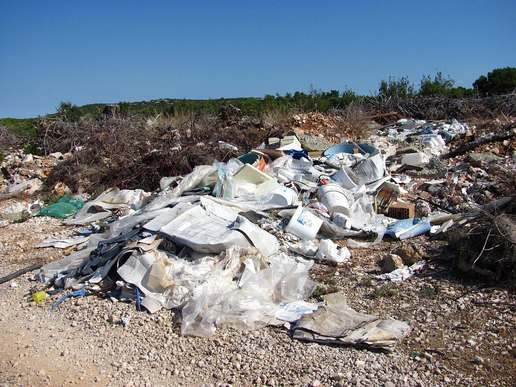 Slika_094.jpg - Saj ni lepo kazat takih slik poleg lepot narave, naj se pa vseeno ve, kakšna je situacija. V Sloveniji baje ne bo več akcij Očistimo X, ker je njihov cilj ozavestiti ljudi o škodljivem ravnanju z odpadki, ne pa da bi vsako leto prostovoljci zastonj pucali za obrtniki in brezvestneži, ki bi še naprej odlagali vsepovprek. Na Hrvaškem toplo priporočam akcijo Očistimo otoke, ker si res ne zaslužijo biti taki.