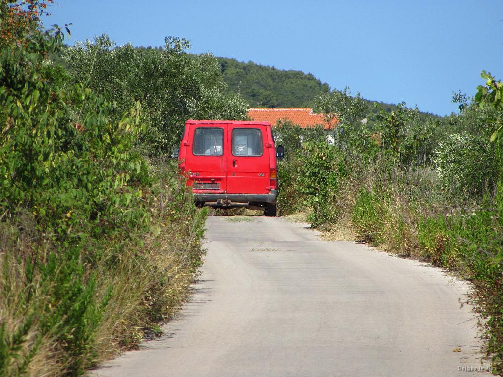 Slika_103.jpg - Zanimiva situacija; midva se umakneva, ker ni prostora, šofer lepo pozdravi v zahvalo, registrske tablice pa ni treba zamegliti, ker je NI. V prometu vidiš svega i svašta, med drugim tudi Bosance, ki so že v Evropski uniji.