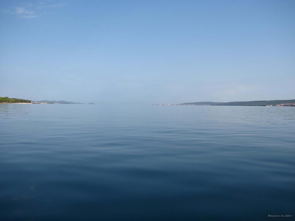 Slika_40.jpg - Morje je bilo tako mirno, da se sploh ni videlo ločnice med vodo in nebom. Avalon.