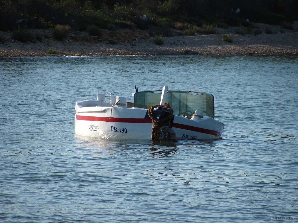 Slika_87.jpg - Ampak še vedno nam ni znana funkcija tega nasedlega čolna. Da je voda nizka, se da označit tudi z manj uporabno zadevo, je pa res, da paše k ambientu.