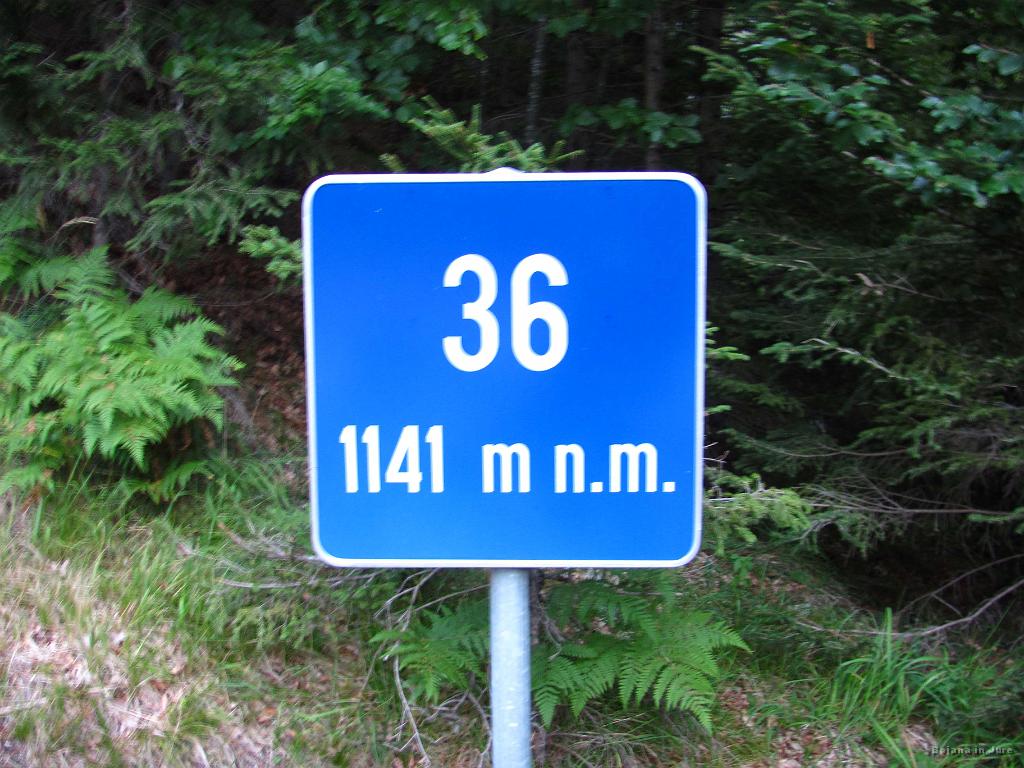 Slika_10.jpg - Vsako serpentino označuje tabla s številko serpentine in nadmorsko višino. Slednje je bilo za motivacijo izredno vredu, kajti vzpon si lahko  spremljal tudi brez višinomera oz. GPSa :)