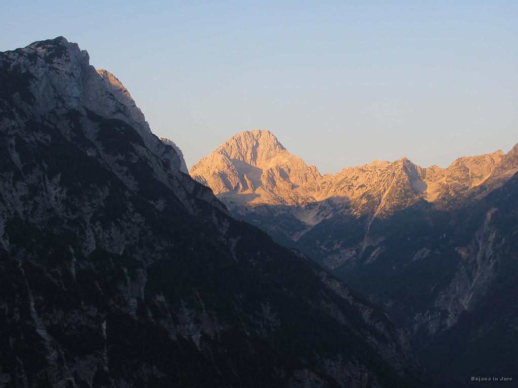 Slika_14.jpg - Še en izredno simpatičen kucl; Bavški Grintavec (2347 m), katerega dostopi naju tudi interesirajo.