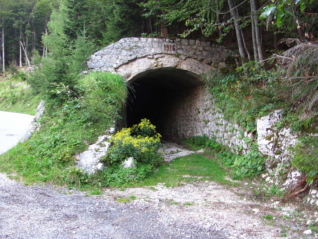 Slika_17.jpg - Ob cesti ugledava tunel, ki sega le kakšnih 70 m naprej in se zopet priključi cesti. Nisem zasledil zakaj je bil zgrajen, vendar pa verjetno zaradi kakšnih plazov ali pa podorov.