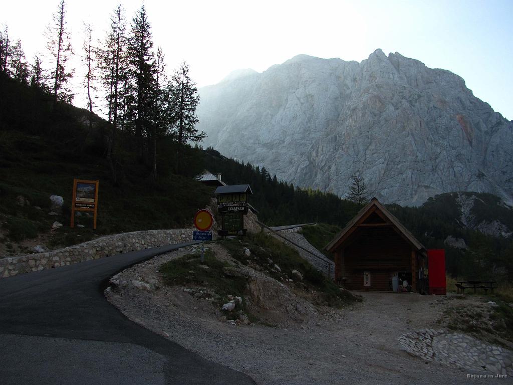 Slika_20.jpg - Malce počakam, da vidim kje je Bojana, vendar jo kar nekaj minut ni. Zato odpedaliram do Tičarjevega doma in jo počakam. V ozadju pa Prisojnik.