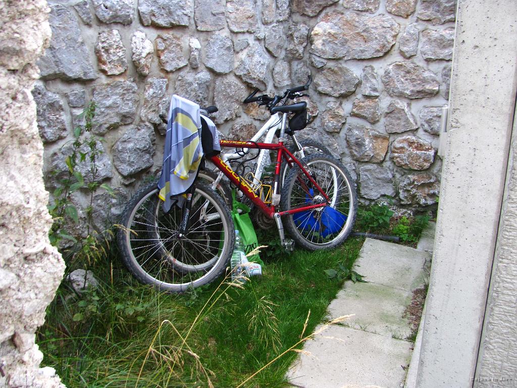 Slika_24.jpg - Kolesa in kolesarsko opremo ter nepotrebno šaro (čelke, 1.5 L vode) sva zaklenila pri domu in ...