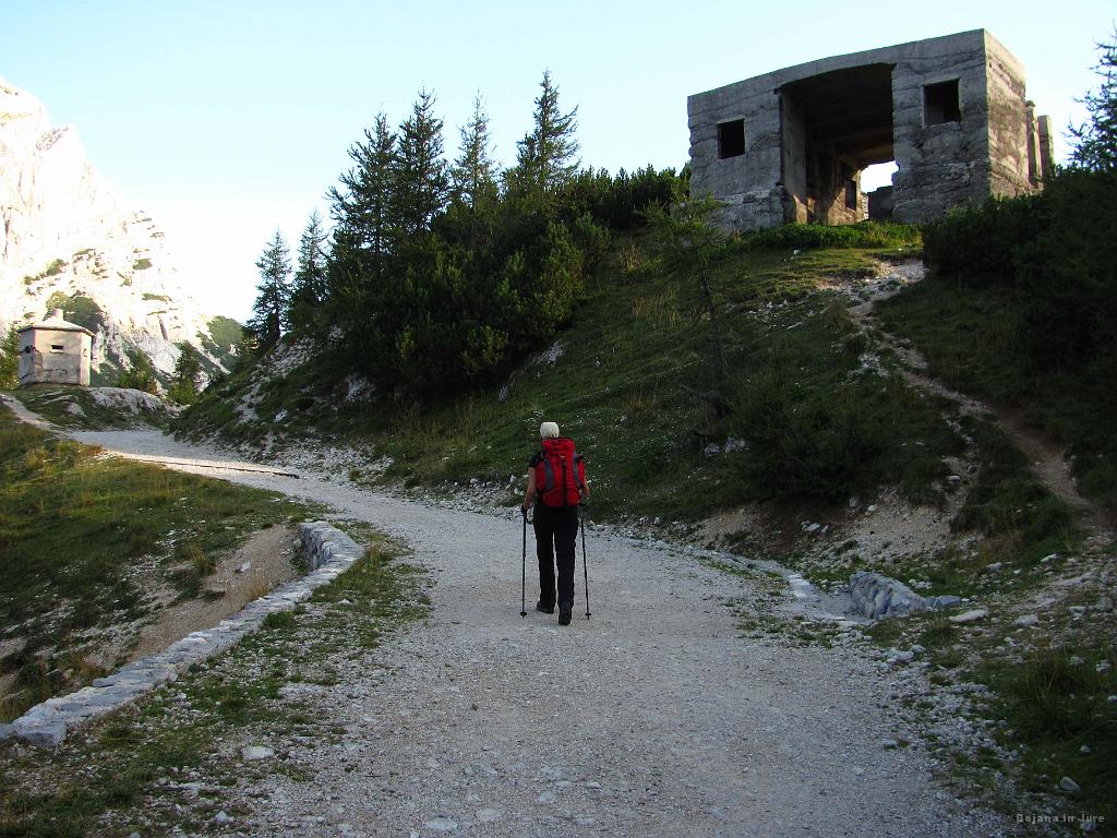 Slika_27.jpg - Rahel vzpon v smeri Poštarskega doma naju pripelje do križišča.