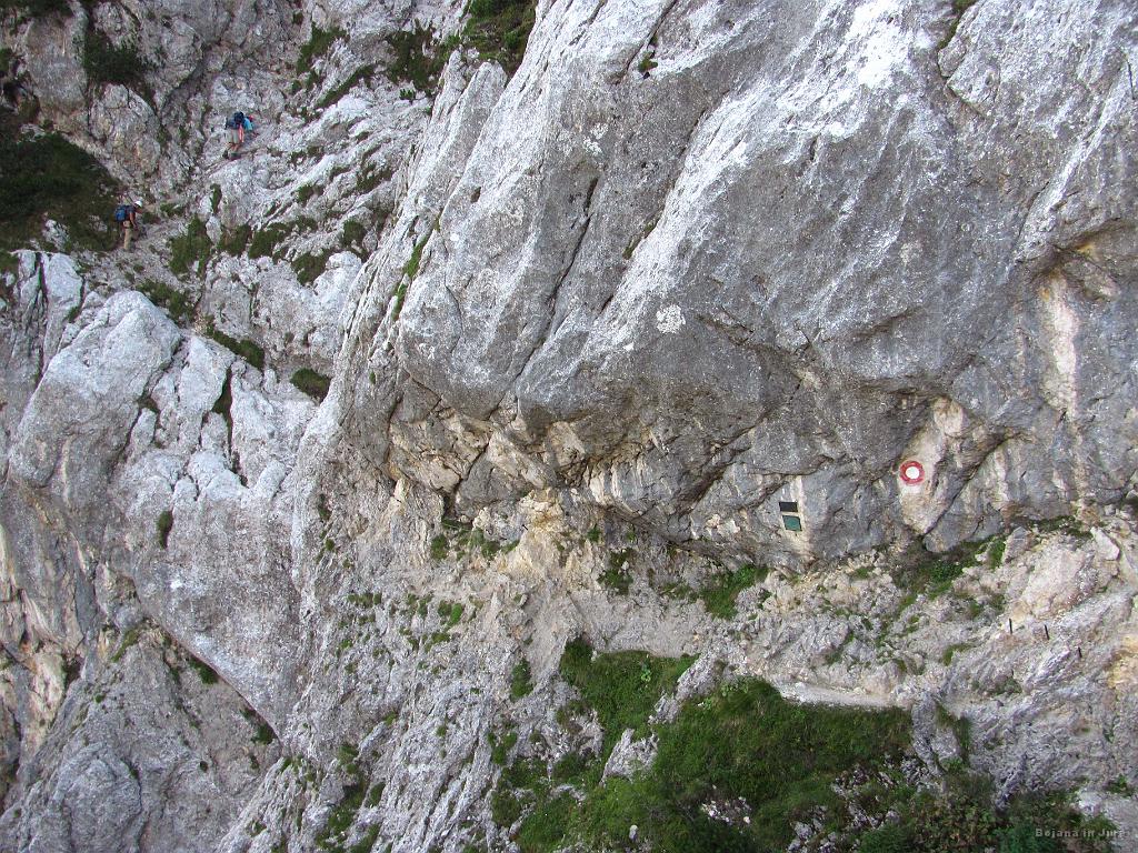 Slika_35.jpg - Začetek Kopiščarjeve smeri. Naj omenim, da se bojuje s Hanzovo katera je težja, vendar so mnenja deljena. Midva lahko samo rečeva, da se nama ni zdela ravno zahtevna, vendar brez zbranosti pač ne gre! Morda pa se kdaj odločiva tudi za Hanzovo.
