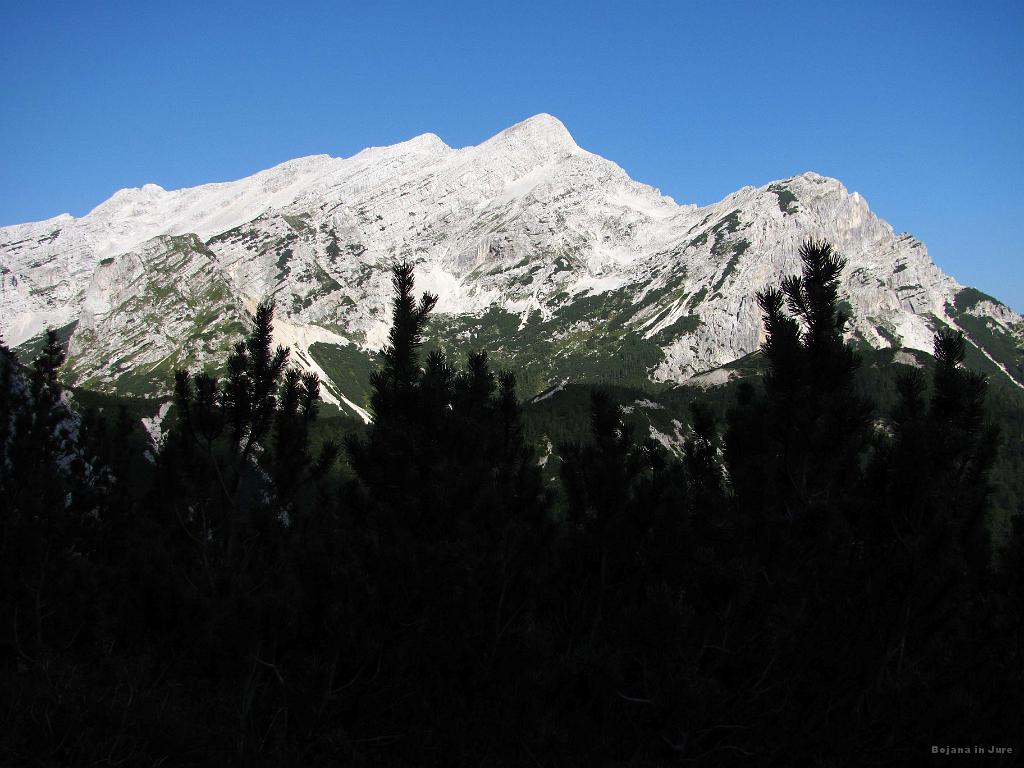 Slika_39.jpg - Na Mojstrovkah je že ob tej uri verjetno vroče.