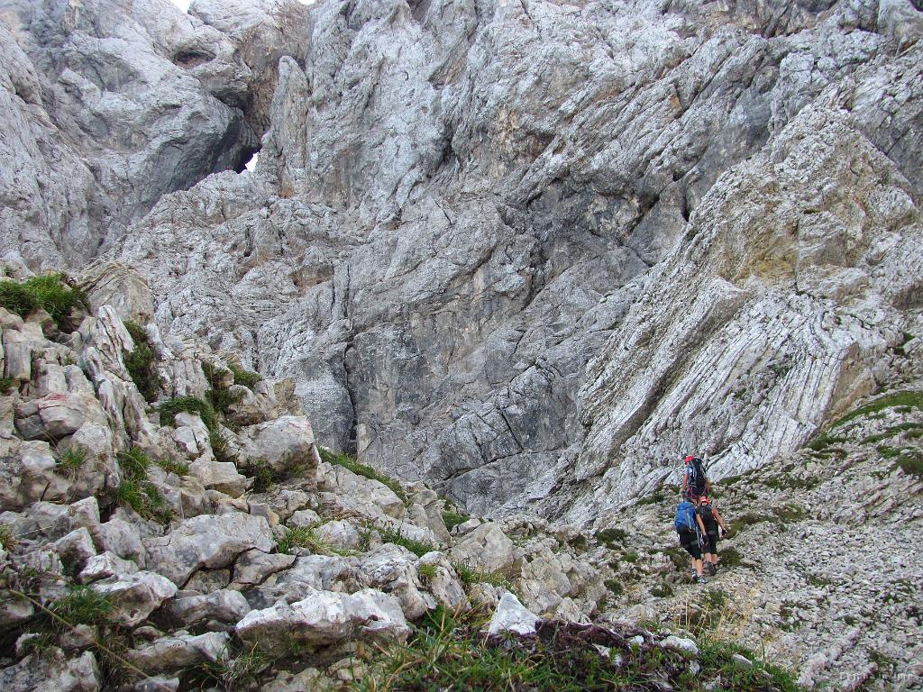 Slika_54.jpg - Do prednjega okna je še kar nekaj. Skupina, ki je v prejšnjem kaminu delal zastoj očitno nima težave na "normalni" poti, saj so hitro odšli naprej.