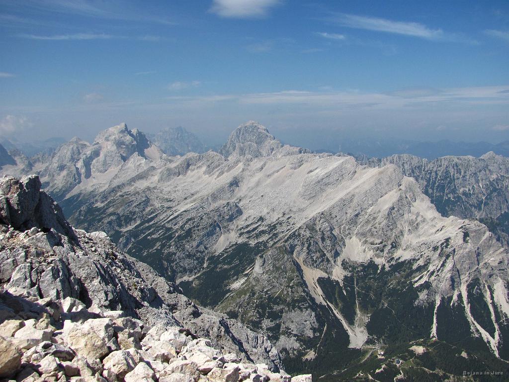 Slika_69.jpg - Dvojčka. Levo Jalovec in v sredini Mangart. Desni greben pa Mojstrovki.