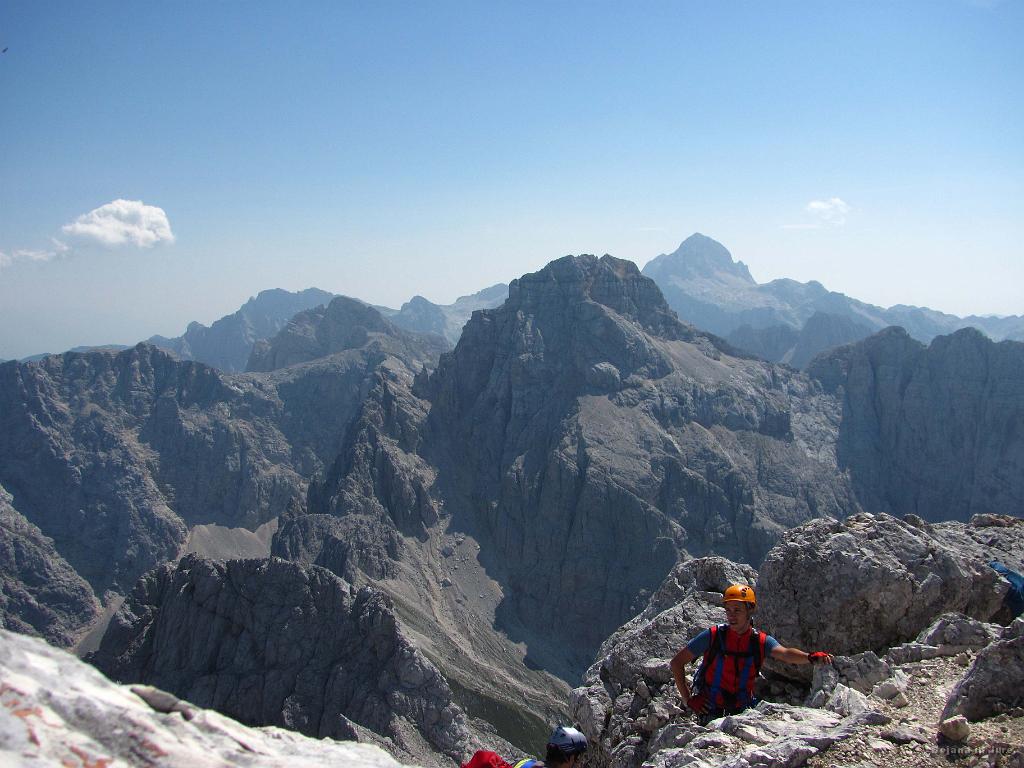 Slika_72.jpg - Pogled z vrha Prisojnika (tudi Prisank) na Razor in Triglav v ozadju. Desno od Razorja je sedlo, še bolj desno pa Planja. Levo od Razorja pa sta vidna Križ in Stenar.