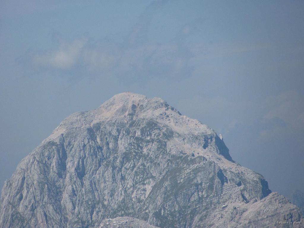 Slika_74.jpg - Mangart danes nudi prvovrsten razgled. Eno leto (dva dni manj) nazaj naju je z dežjem in grmenjem pregnal z vrha.