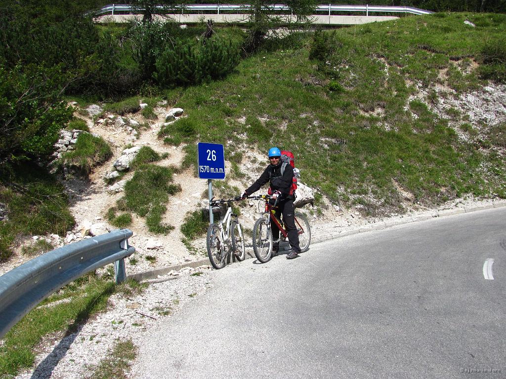 Slika_94.jpg - Skoraj pohodniška oprava na biciklih. Spust je bil zopet ena sama uživancija. Brez posebnega divjanja avti navzdol nimajo šans proti biciklu. Do avta sva rabila 35 minut. Tam sva se na hitro preoblekla, pospravila ležišče in jo ubrala v smer praznovanja 35. rojstnega dne Matevža in Boštjana. Še prej pa oddala Bojanin bicikl na servis Borutu Rovščku, saj je poleg zmaknjenega menjalnika in načete gume v franže šel tudi ležaj pedal gredi. Ja, no. Vse ima svoj davek. Raje bicikl kot midva.