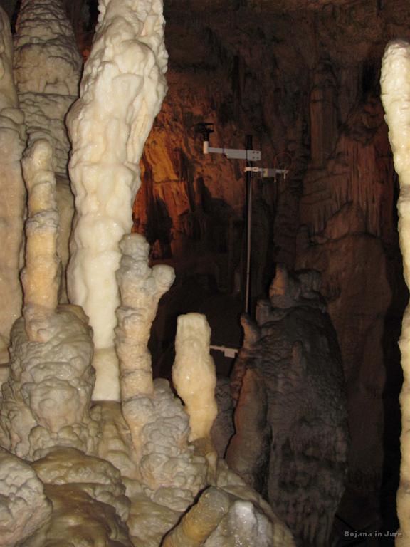 Slika_23.jpg - V jami so nameščeni tudi merilni pripomočki, ki verjetno spremljajo vsaj vlago, temperaturo in prepih.