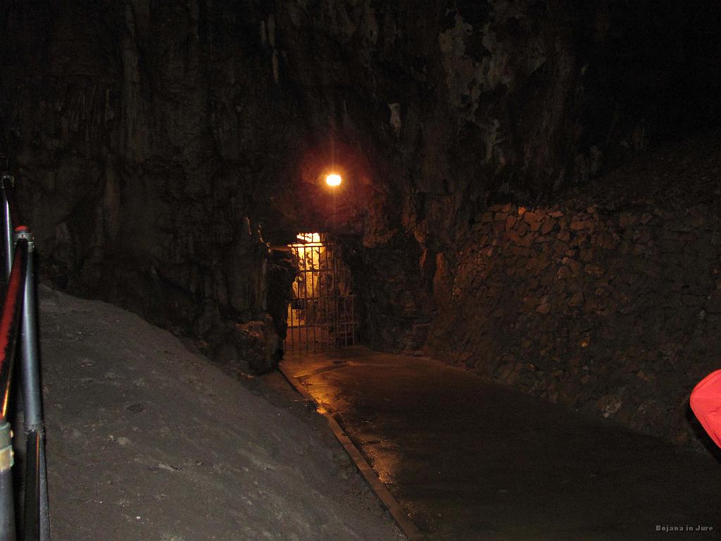 Slika_25.jpg - Prispemo do umetnega rova, ki povezuje Lepe jame (bolj bele no) in Črno jamo. Zgradili so ga verjetno Avstrijci, zazidali verjetno Italijani, zid pa podrli partizani.