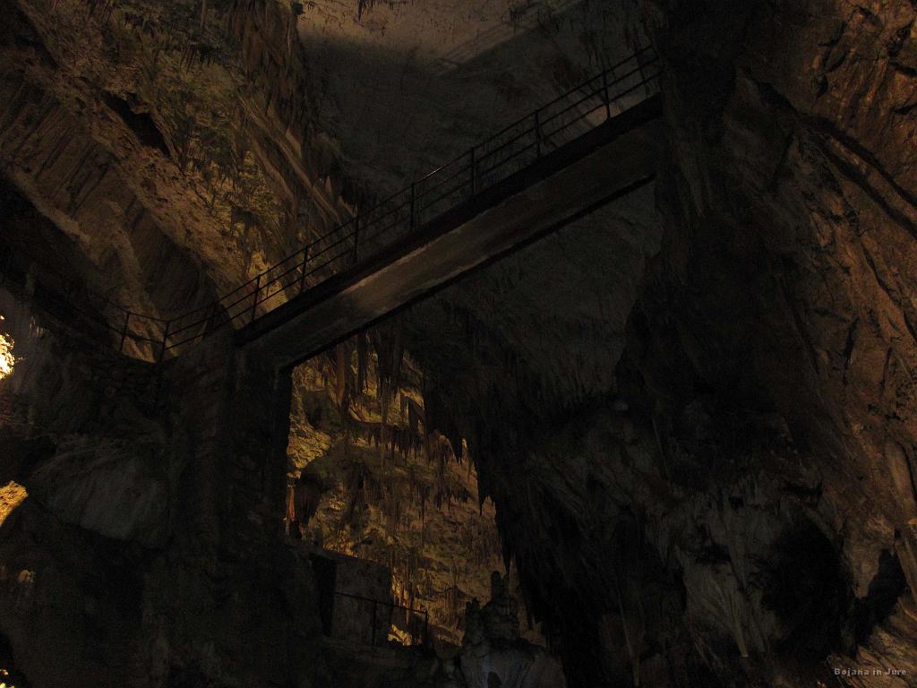 Slika_48.jpg - Čez ta most smo šli kakšni 2 uri prej. Sicer pa so ga naredili ruski ujetniki za namen komercialnega ogleda jame. Omeniti velja, da so vse poti v jami speljane v obliki osmice in si turisti niso v napoto.
