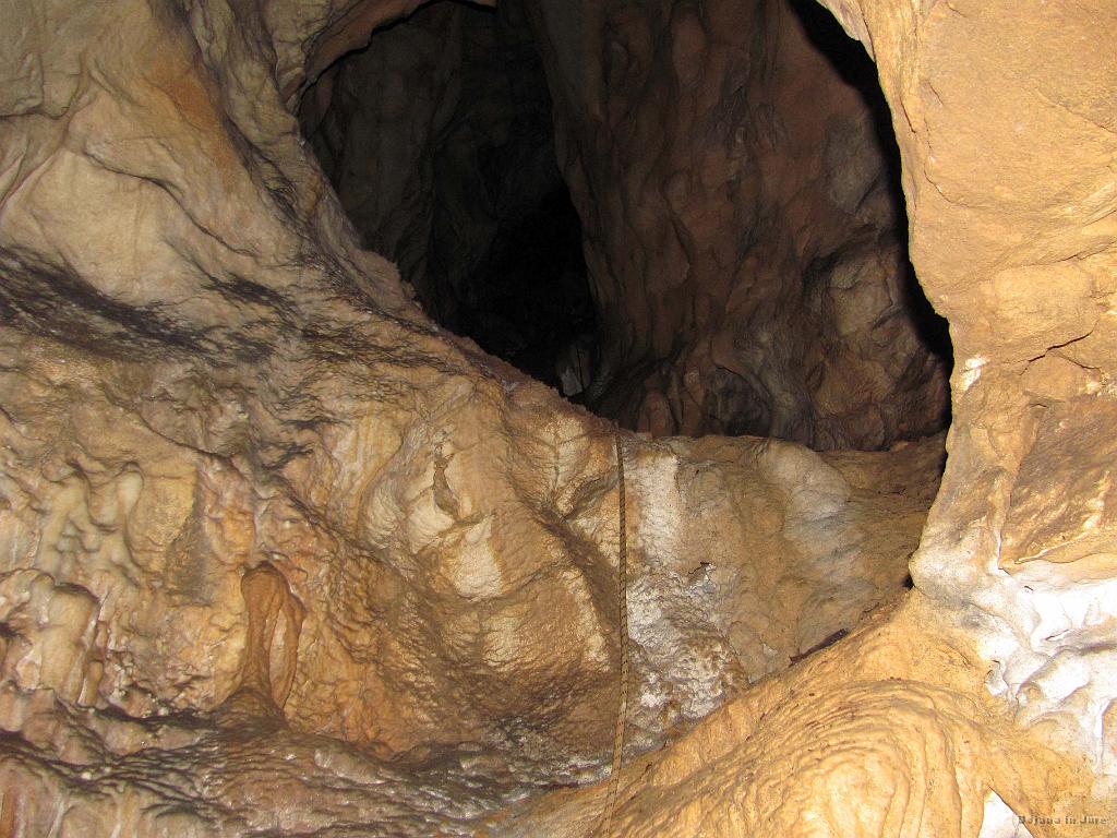 Slika_72.jpg - Vrv mladega nadebudnega jamarja, ki raziskuje še "kao" neosvojene dele jame. Po besedah vodiča (tudi jamar) takih delov sploh ni več.