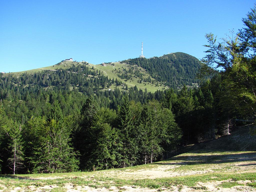 Slika_02.jpg - Infrastruktura na Krvavcu. Lepa asfaltirana cesta te pripelje skoraj do našega izhodišča, nato pa lep makadam do Kriške planine.