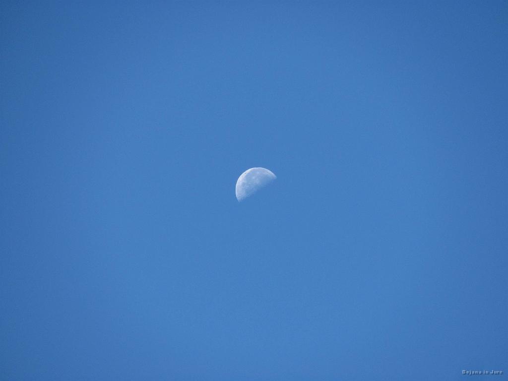 Slika_15.jpg - Nad nami pa sonce in luna.