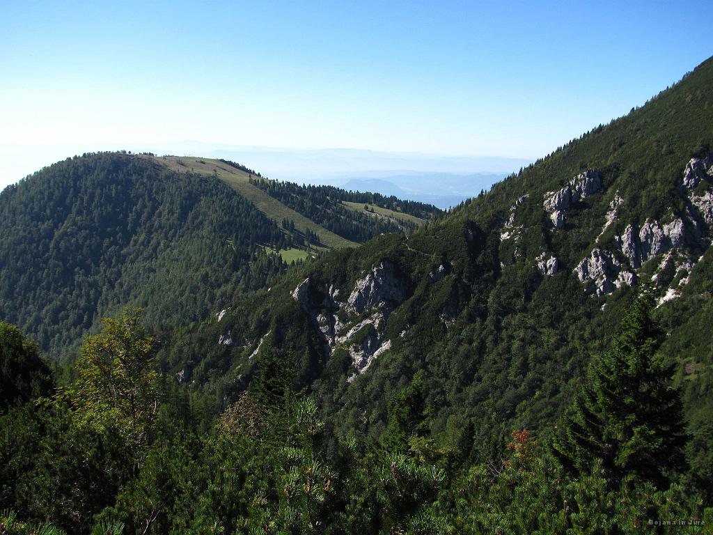 Slika_17.jpg - ... pogled nazaj pa smučišča na Krvavcu.