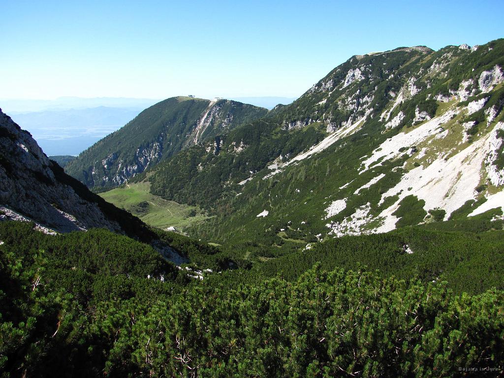 Slika_28.jpg - Pot je nezahtevna in se lepo vije skozi ruševje.