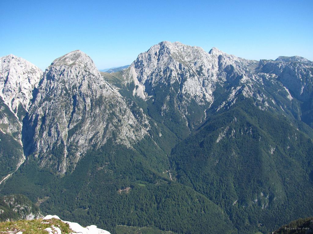 Slika_36.jpg - Brana, Kamniško sedlo. Tik ob Brani na levi strani so Žmavcarji, ki so naju 'žmavcali' ob povratku s Skute.