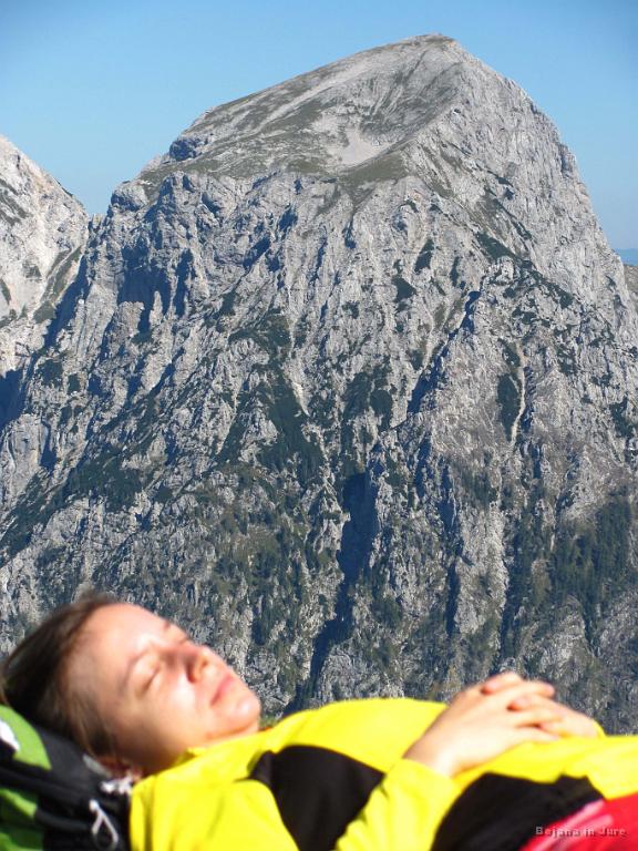 Slika_42.jpg - Nastavljanje soncu in nabiranje vitamina D. Brana zavzema večino slike.