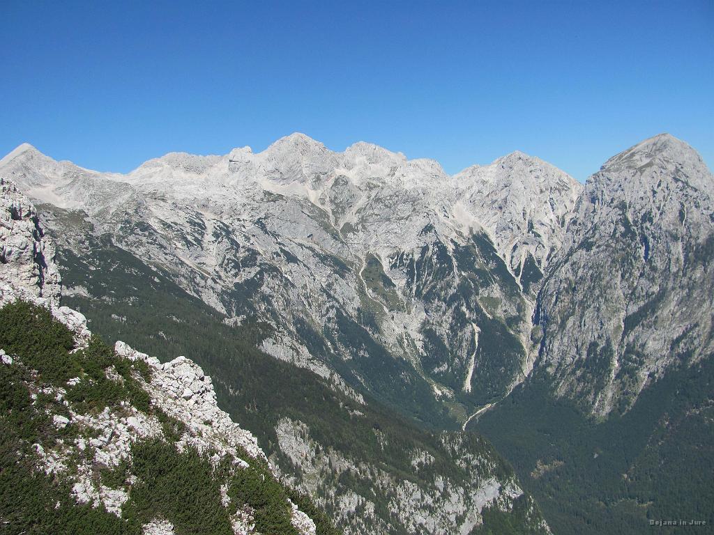 Slika_45.jpg - Kar ne moremo odvrniti pogleda od te verige.