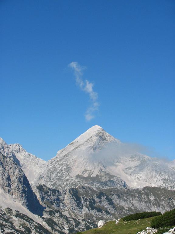 Slika_53.jpg - Oblački so se pridno nabirali, a niso bili nevarni. Tale se je odločil spremeniti Grintavec v vulkan.