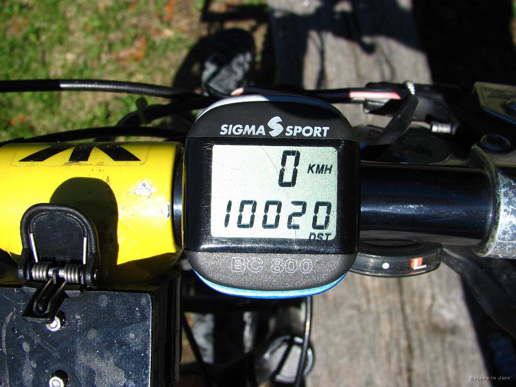 Slika_25.jpg - Iz vasi Podkraj do Vojkove koče je 20 km. Zadnje 4 km lahko označimo kot ubitačne. Z Bojano sva se strinjala, da tako opevani Vršič proti tem zadnjim 4 km ni prav nič.
