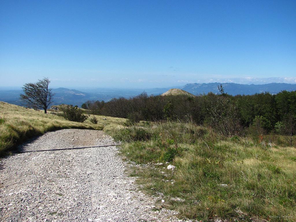Slika_28.jpg - Z vrha proti dolini se odpre resnično lep pogled na primorske kucle.