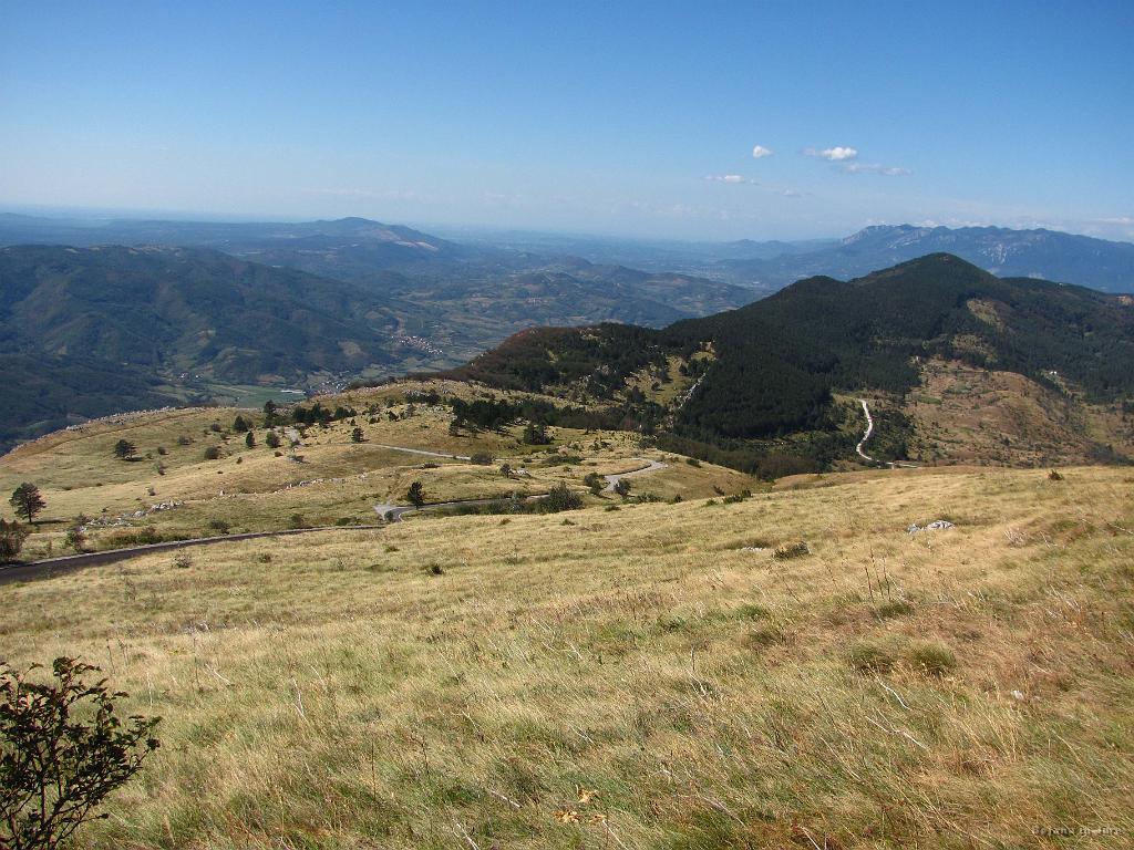 Slika_29.jpg - Zavita in zelo naporna cesta. Da pa ne bi kdo razumel narobe...težje bi bilo, če ne bi bilo večina težjega dela betoniranega ali asfaltiranega. Z Bojano sva ta klanec primerjala z obiskom sv. Mihovila na otoku Ugljan ene dve leti nazaj, kjer je bil klanec sicer krajši, vendar pa še bolj krvoločen.