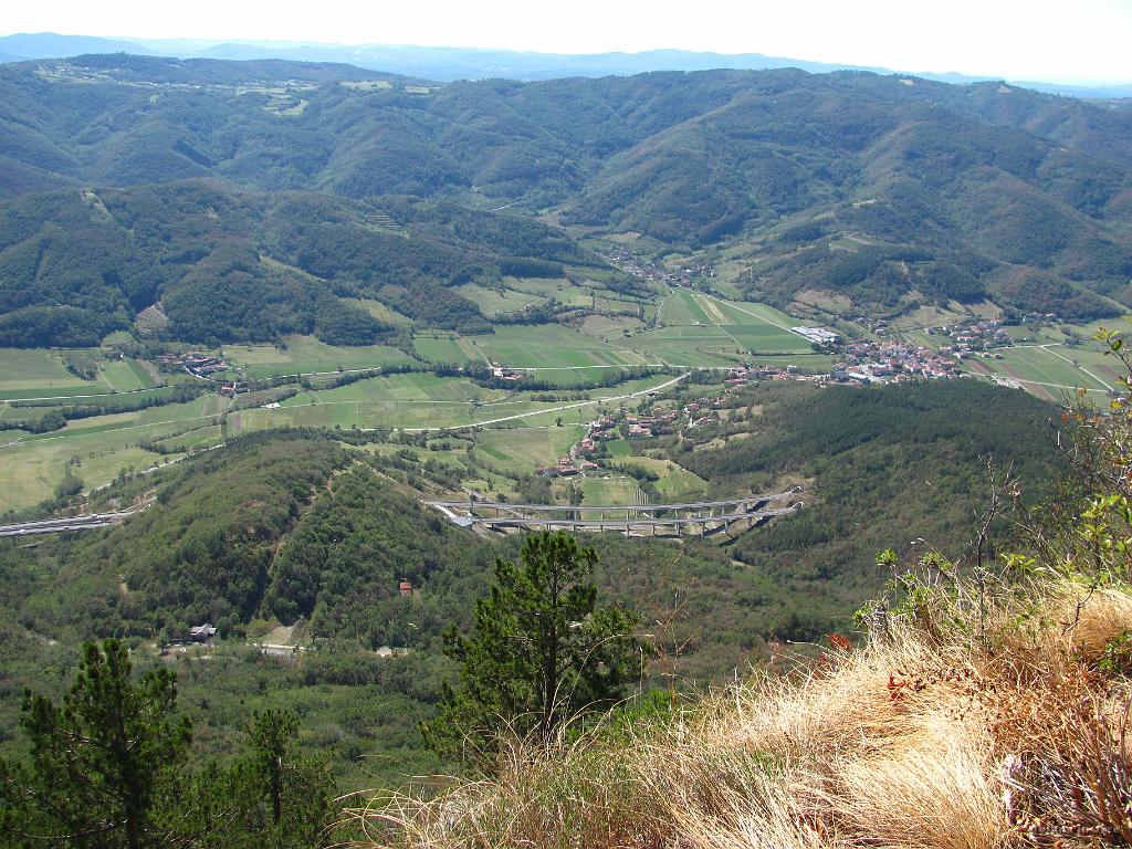 Slika_34.jpg - Uf, še kar nekaj se morava spustiti. Paziti je bilo potrebno edino na nešteto motoristov.