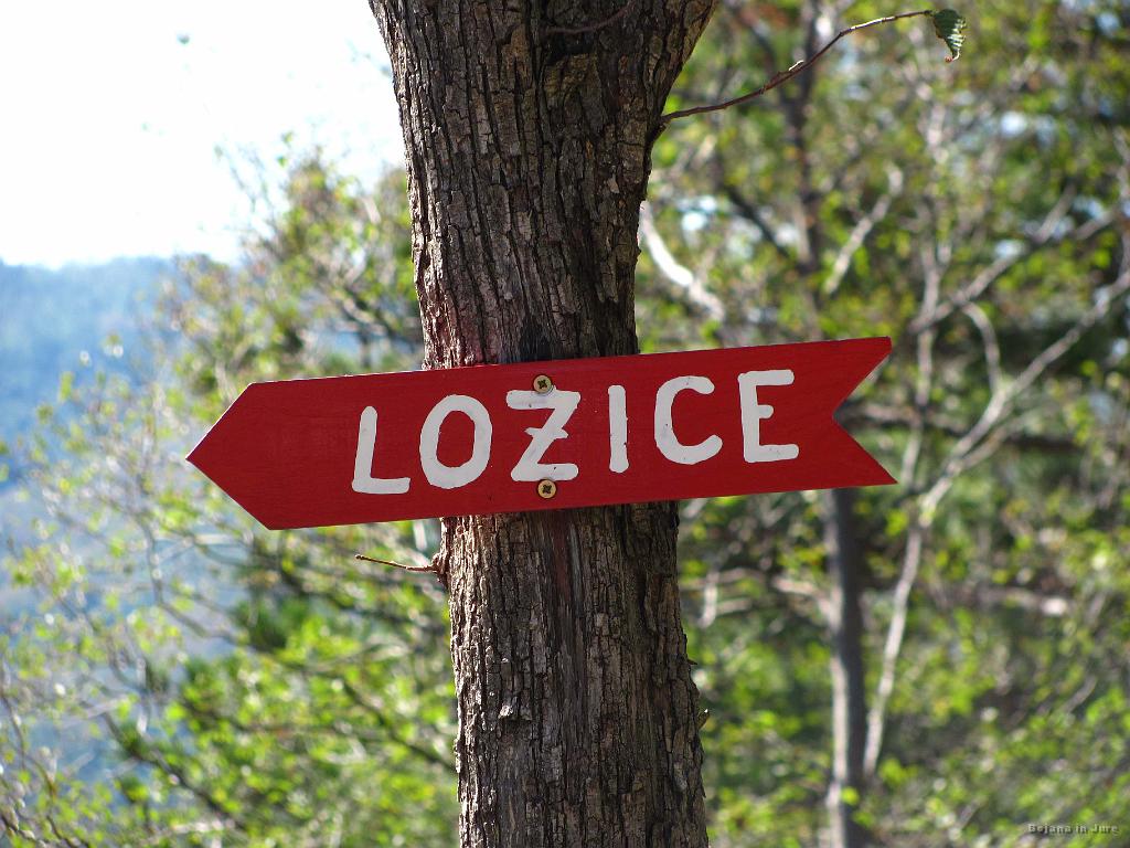 Slika_37.jpg - Tu zapustiva lepo asfaltno cesto in greva na makadam, ki naju kaj hitro pripelje do...