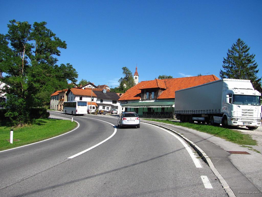 Slika_43.jpg - Težava ceste od Razdrtega do Postojne je velika količina prometa. Očitno cena vinjet naredi svoje.