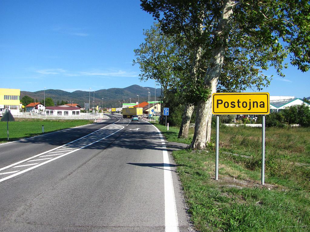 Slika_44.jpg - V Postojni sem pa bil in po njej hodil v zadnjem mesecu kar 3x. Obiskala sva tudi Domna, Tino in Matevža, ki pa so bili ravno na poti na žur. Vsaj tako je razložil Domen :)