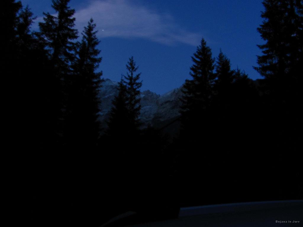 Slika_003.jpg - Ob 6. uri na uradnem parkirišču v Ravenski Kočni (cca. 1000 m). Če bi se za turo odločila kakšen mesec prej, potem bi tu prespala, to noč pa je bila bolj modra odločitev spanje doma. Namreč bilo je zelo mraz. Ja, 3 st.C za poletje res ni neka vrhunska temperatura. Zakaj omenjam poletje? Ker sva štartala poleti in prišla jeseni :)