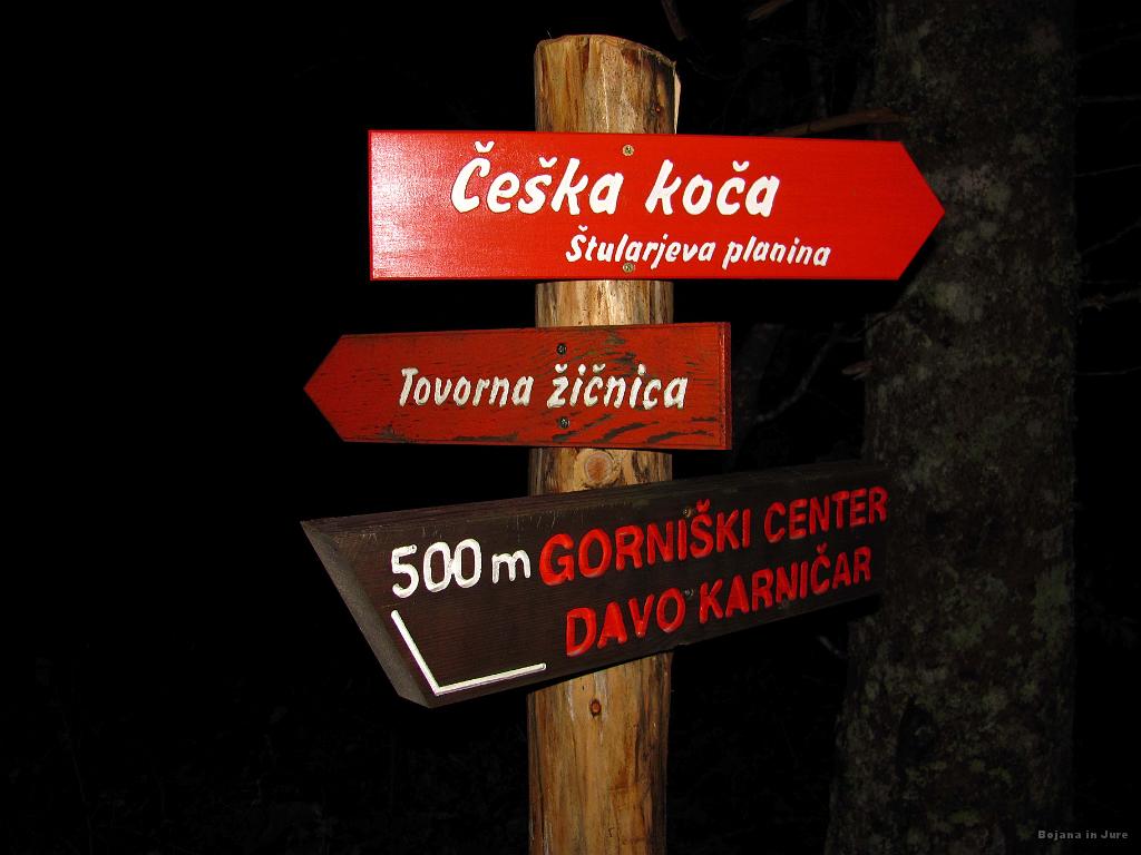 Slika_005.jpg - U, lepo. Novo parkirišče, nova pot do Češke koče, le zakaj bi kršil pravila in se peljal naprej do spodnjih postaj tovornih žičnic za Kranjsko kočo na Ledinah in Češko kočo. Tako sva pričela v smeri Češke koče, vendar samo kakšnih 100 m. Pot je zavijala povsem v drugo smer, za nameček pa še polno blata in celo neprehoden del ceste zaradi manjšega jezerca. Raje sva se obrnila in šla 10 minut po cesti do postaj žičnic, kjer pa sva šla na "pravo" pot za Češko kočo.