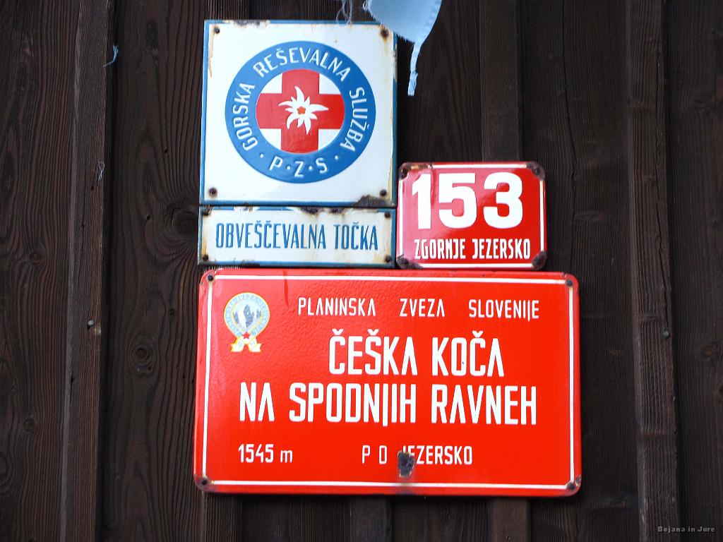 Slika_017.jpg - Prijetnih 500-600 m višincev v 1,5 ure. Upoštevamo še zgrešen začetek in lahko rečemo, da je bilo recimo kakšnih 10 minut manj. Aha, ura 7:30. Tu ni bilo veliko pavze, predvsem zaradi mraza in švica.