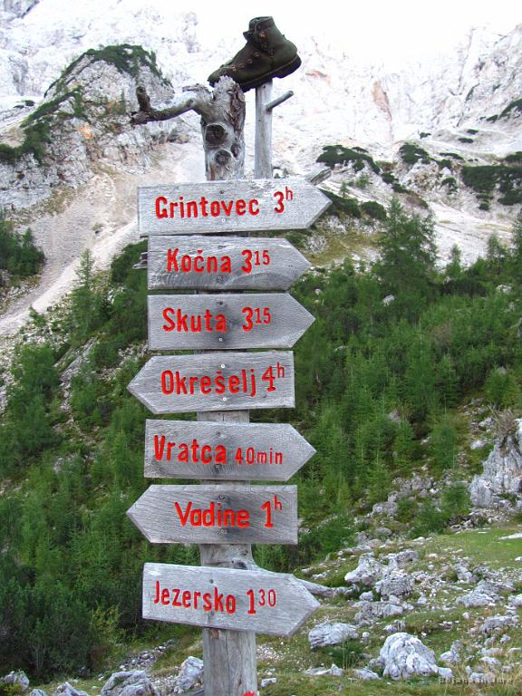 Slika_018.jpg - Pri koči nas tabla usmerja v najrazličnejše konce. Midva gledava seveda Kočne, vendar pa se zavedava, da ne greva po tej poti. Zato morava gledati smer Grintovec. Sva se pa ob povratku pogovarjala, da so Vratca cilj za "kakšno zimsko dopoldne".