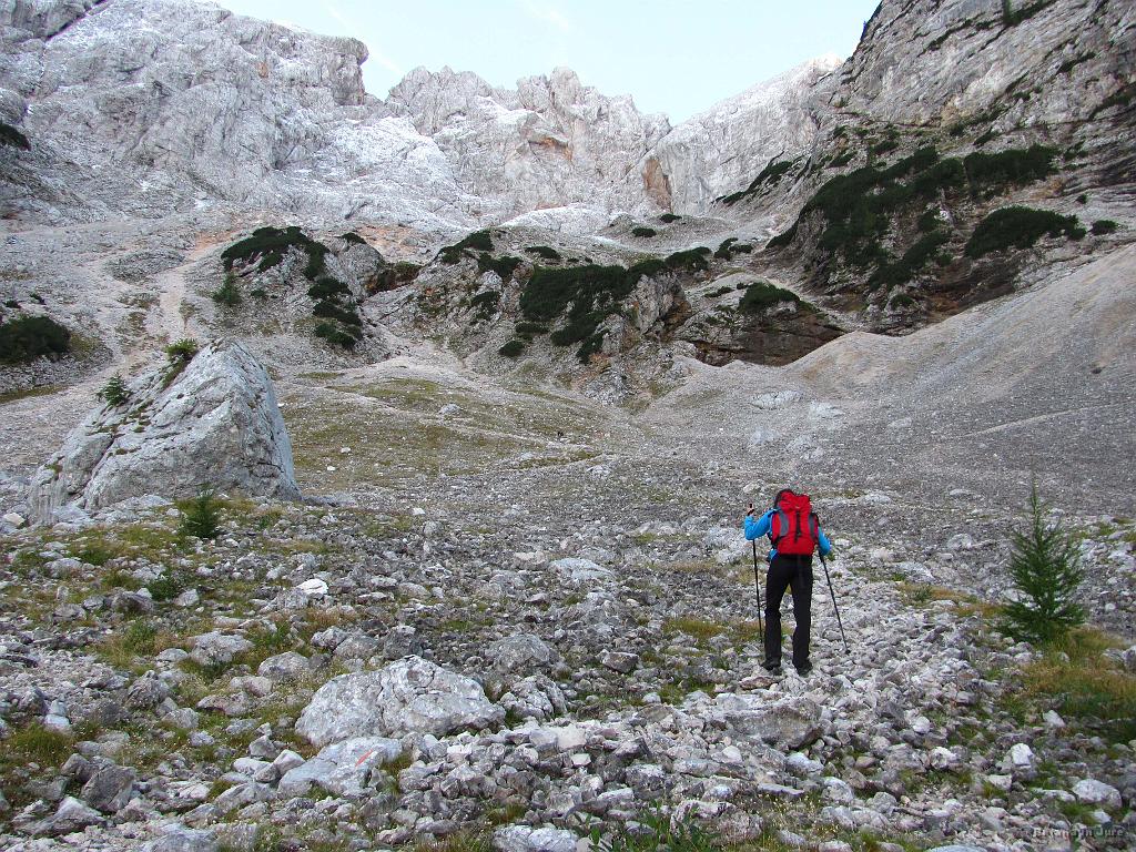 Slika_020.jpg - Pot od Češke koče se prične zmerno dvigati po melišču, ki pa ni naporno za hojo.