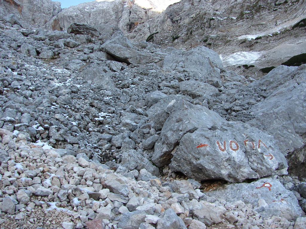 Slika_024.jpg - Nadaljevanje poti se v stilu cik-cak dviga po melišču. Ob povratku sva si rekla, da natočiva vodo, vendar malce navzdol in nato navzgor...raje ne. :)
