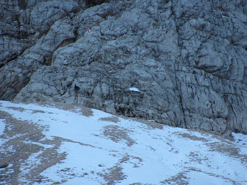 Slika_027.jpg - Malce pred Češko kočo naju prehiti planinec s sosednje severne države, ki je imel vsaj ta del enako zastavljen kot midva. Fajn, vsaj ne bo treba več kot toliko iskati poti v primeru večjih površin snega.