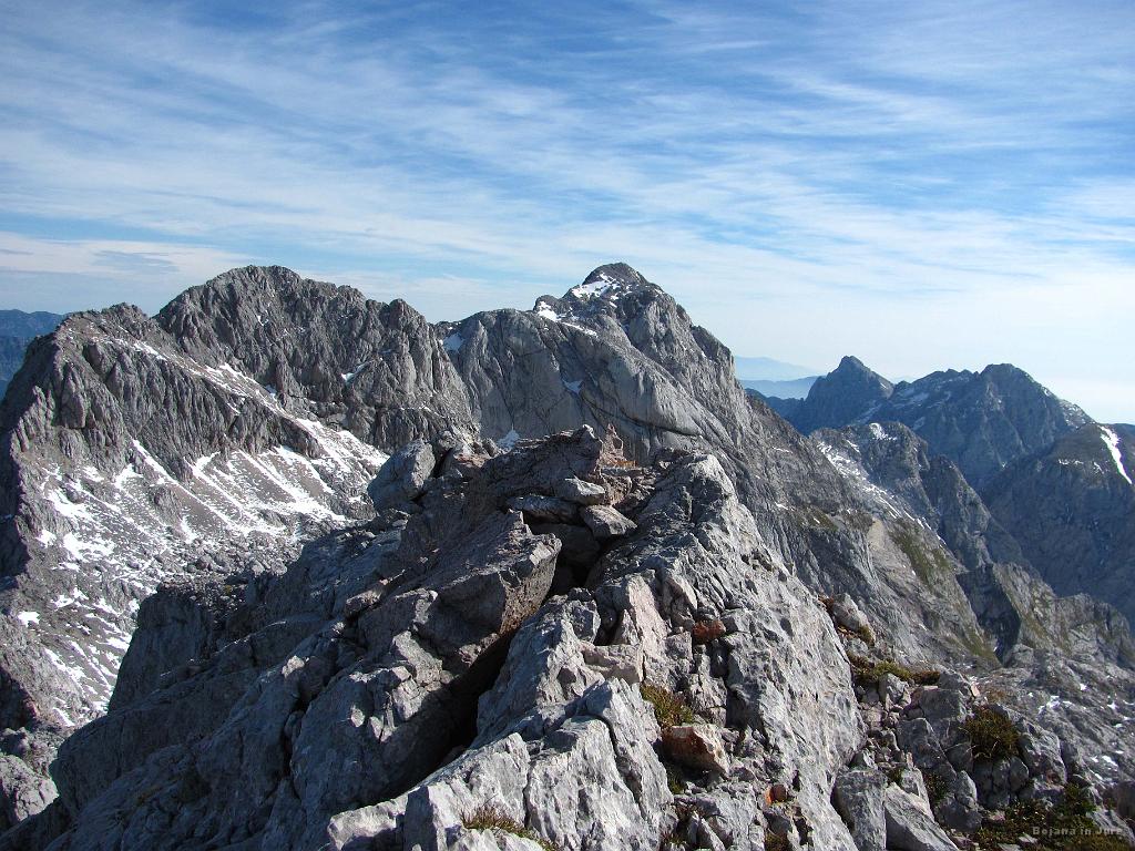 Slika_052.jpg - Še enkrat pogled nazaj na prej omenjene vršace.
