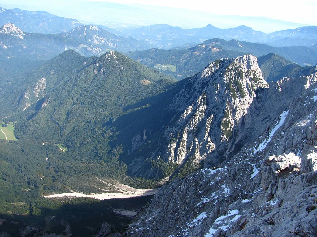 Slika_053.jpg - Pogled na jezersko stran, kjer izstopa Jezerska baba, ki naju je kar dobro zresnila ob najinem spustu z nje.