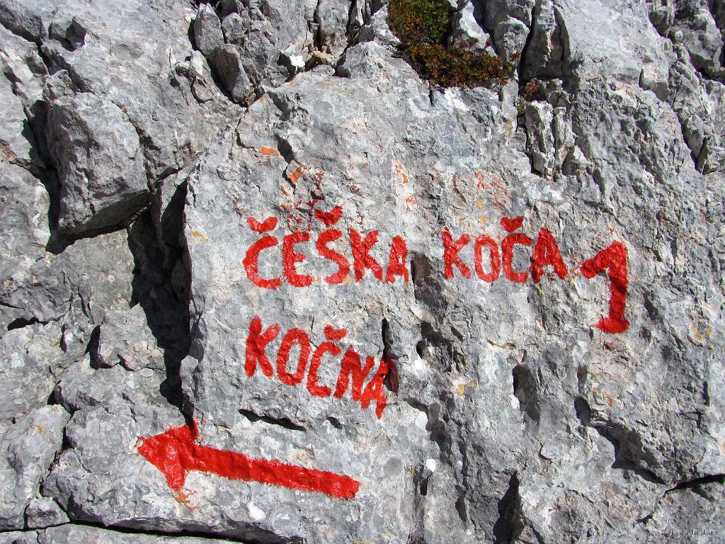 Slika_069.jpg - Prispeva na Dolško škrbino (2317 m) ob 12:15. Ja, sneg, iskanje in previdnost so naju zelo upočasnili. Vendar vreme drži, ura ugodna. Ni panike. Je bil pa dogovor, da ob 15. uri obrneva, pa ni važno kje sva!