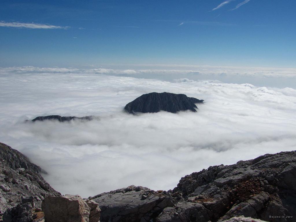 Slika_081.jpg - Pogled z vrha Jezerske Kočne (2540 m) ob 13:15. Torej po 7:15. Uf, ja. Plan je bil kakšno uro manj, vendar je počasnost povsem upravičena. Zaradi tega sva se tudi odločila, da ne greva na Kokrs(š)ko Kočno, saj bi "izgubila" 1 uro. Zakaj (š)? Na zemljevidu je Kokrska Kočna, na tabli pod Jezersko (nimam slike) pa piše Kokrška.