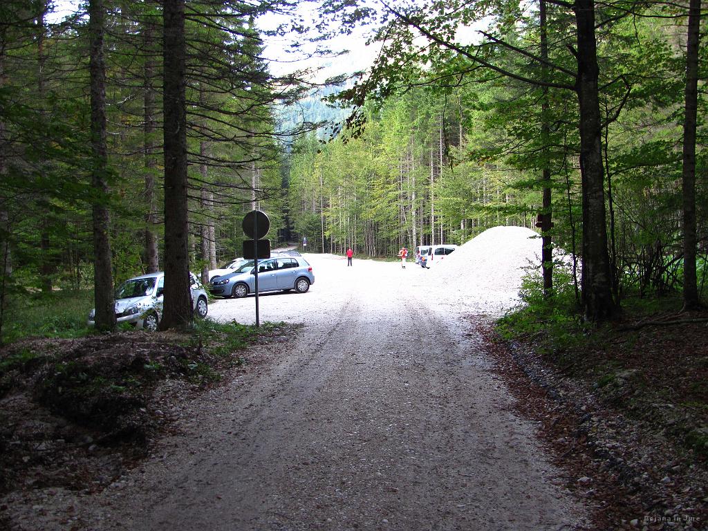 Slika_122.jpg - Na uradnem pa tudi. Prispeva ob 17:55, kar pomeni 12 ur na poti. Ja, ni bila lahka! Po debati sva ocenila, da je bila težka zaradi svoje dolžine in potrebne koncentracije na grebenih, nezavarovanih delih poti ter določenih mokrih/zasneženih delih poti.